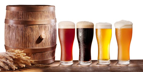 Beer glasses with a wooden barrel. - 写真・画像
