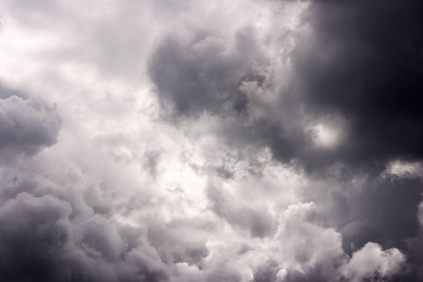 nube de tormenta en el día soleado. luz en las nubes de tormenta oscuras y dramáticas. fondo de nubes de tormenta antes de una tormenta
 - Foto, Imagen