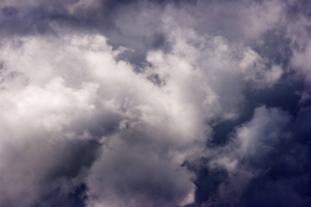 nube de tormenta en el día soleado. luz en las nubes de tormenta oscuras y dramáticas. fondo de nubes de tormenta antes de una tormenta
 - Foto, Imagen