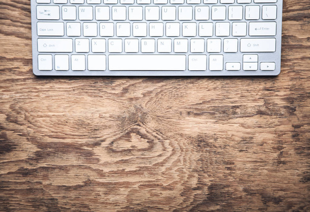 weiße Computertastatur auf Holzhintergrund. - Foto, Bild