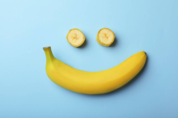 Funny flat lay composition with bananas on color background - Foto, imagen