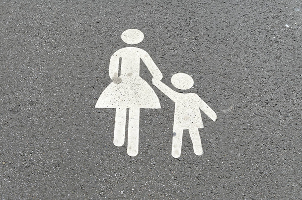 自転車道の標識。歩行者や歩行者のパスを示すために子供を持つ女性 - 写真・画像