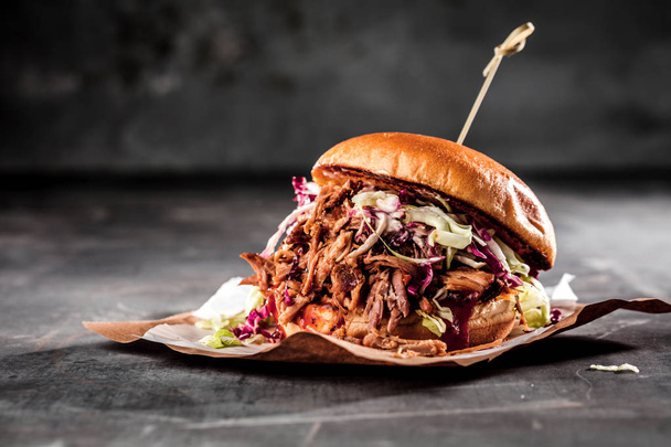 homemade pulled pork burger with bbq sauce - Foto, afbeelding