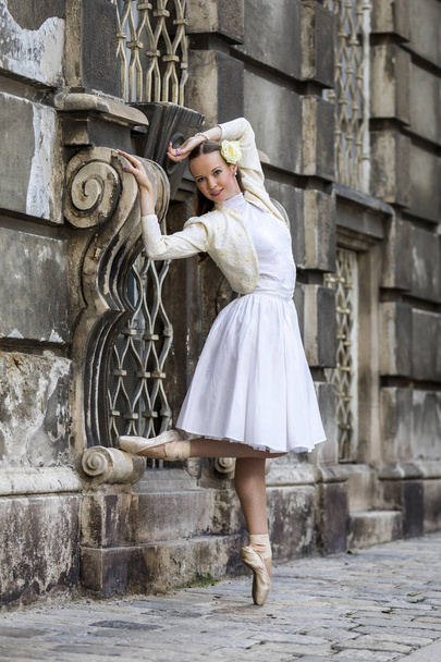 Beautiful dancer posing with point shoes on street - Foto, immagini