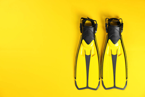 Swimming flippers on color background, top view. Space for text - Foto, Imagem