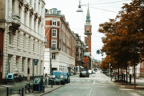 Beautiful urban autumn landscape, a street in the historic center of Copenhagen, Denmark, a trip to Scandinavian countries - Fotografie, Obrázek