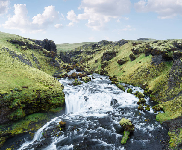Зеленое ущелье с мхом и рекой Скога. Красивые каскады. Удивительная природа Исландии
 - Фото, изображение