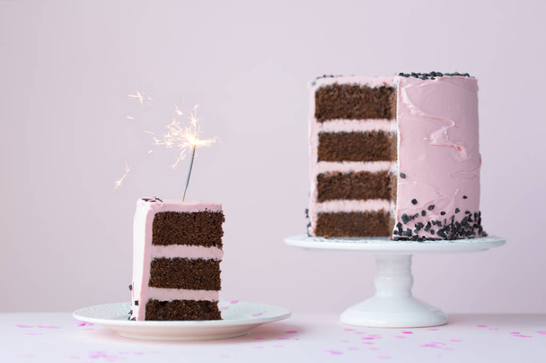Chocolade laag cake met sparkler - Foto, afbeelding