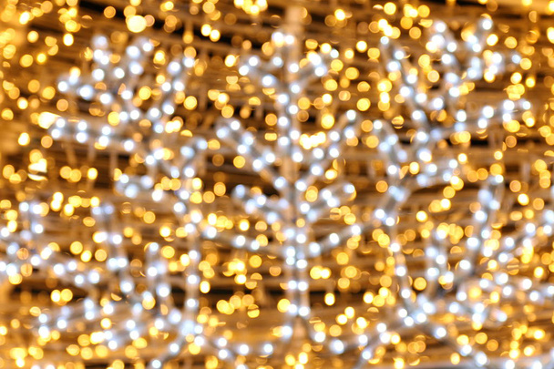 Bokeh háttér és a hó alakja arany sárga színes karácsonyi ünnepeket, boldog új évet bokeh világítás fényét a éjszakai háttér, Bokeh csillogó fény, a luxus arany háttér textúra tapéta csillogó - Fotó, kép