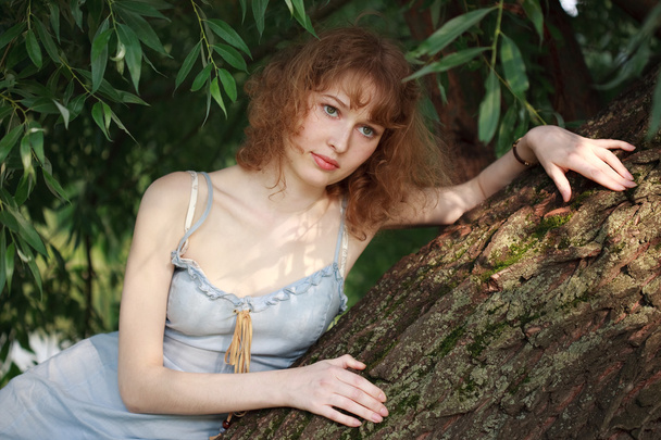 Chica pensativa en un árbol
 - Foto, Imagen
