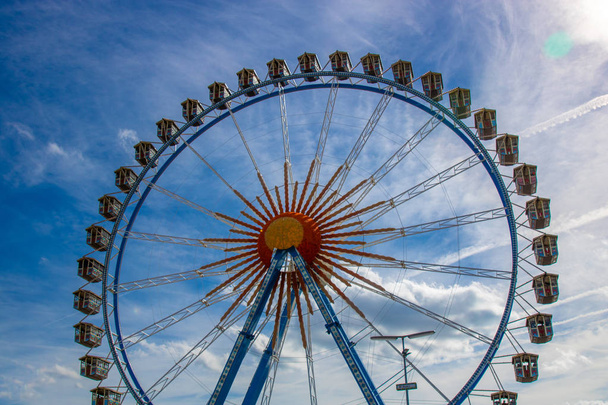 Grande roue (Riesenrad) sur l'Oktoberfest dans munich / Allemagne avec ciel bleu et nuages blancs
 - Photo, image