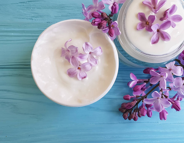 crème cosmétique, fleur de lilas sur fond de bois bleu
 - Photo, image