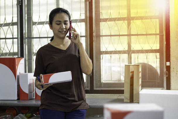 Kendi iş ile Asya kadınlar - Fotoğraf, Görsel