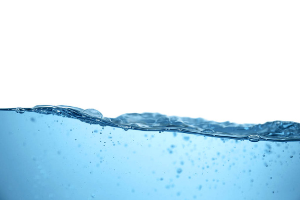 Ola de agua azul clara sobre fondo blanco
 - Foto, imagen
