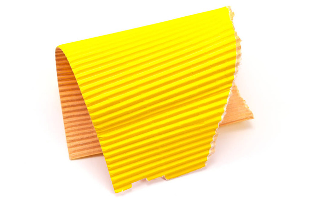 Порванный желтый гофрированный картон, изолированный на белом
 - Фото, изображение