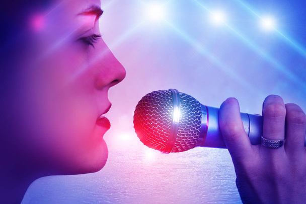 fille chante dans le microphone sur scène avec des néons
 - Photo, image