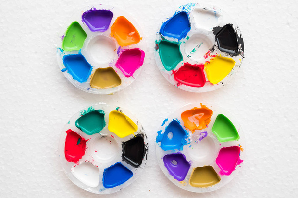 színes paletta által használt gyerekek festék plasztika. Ez szórakoztató hobbi, az iskoláskor előtti gyermekek megismerhetik a szín és forma. - Fotó, kép