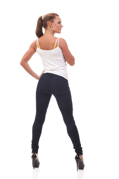 Повна довжина портретної жінки в білому баку зверху і джинсах. Ізольовані
. - Фото, зображення