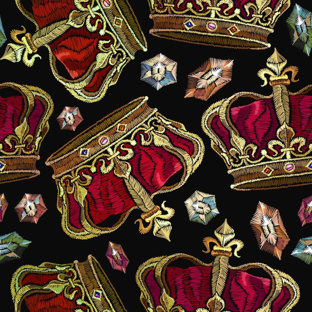 Κέντημα χρυσό κορώνες και πολύτιμους λίθους χωρίς ραφή πρότυπο. Βασιλικό κέντημα μεσαιωνική κορώνα του αυτοκράτορα και διαμάντια. Πρότυπο μόδας για ρούχα, υφάσματα, σχεδιασμό t-shirt - Διάνυσμα, εικόνα