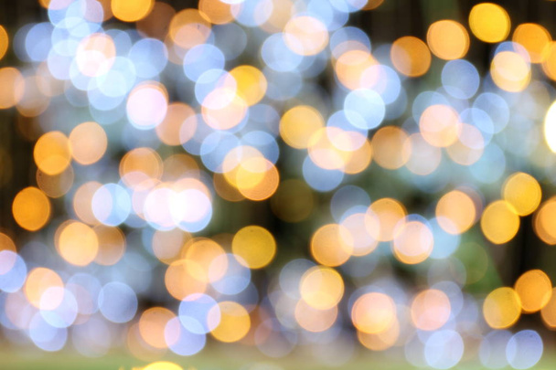 Bokeh achtergrond goud geel kleurrijke van vrolijk kerstfeest, gelukkig Nieuwjaar bokeh verlichting shine op nacht achtergrond Bokeh glitter licht goud luxe achtergrond textuur, Glittering behang - Foto, afbeelding