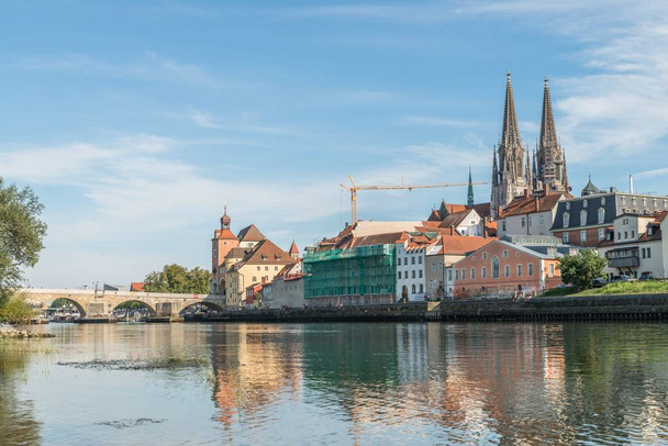 Regensburg, Almanya Katedrali'ne bakan Tuna'nın düşük su seviyesi - Fotoğraf, Görsel