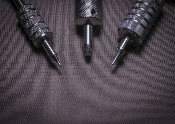 Tätowiermaschine, mit Zubehör und Nadeln, Röhren in Farbe Hintergrund - Foto, Bild