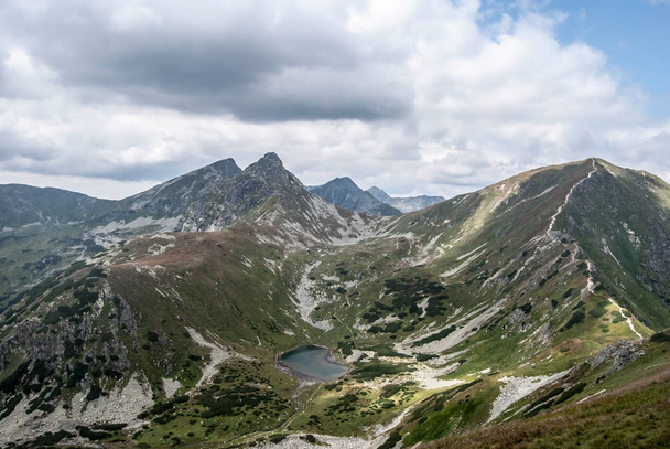Grupo de montaña Rohace con el lago pleso Nizne Jamnicke y picos de senderismo cerca del pico Derava en las montañas Zapadne Tatry en las fronteras eslovacas - polaco
 - Foto, Imagen
