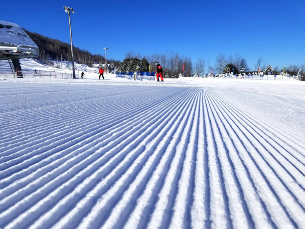 Neve preparata delle piste di sci alpino a Saint-Sauveur, Quebec
 - Foto, immagini