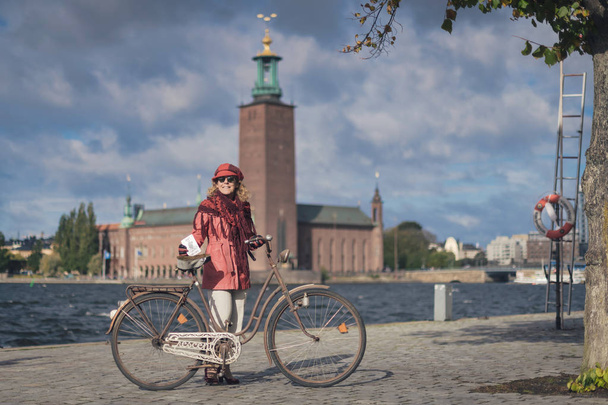 Stockholm, Zweden, 22 Sept 2018: Fiets in tweed fietstocht met vintage fietsen en kleding. Voordat u start met de achtergrond van het stadhuis. - Foto, afbeelding
