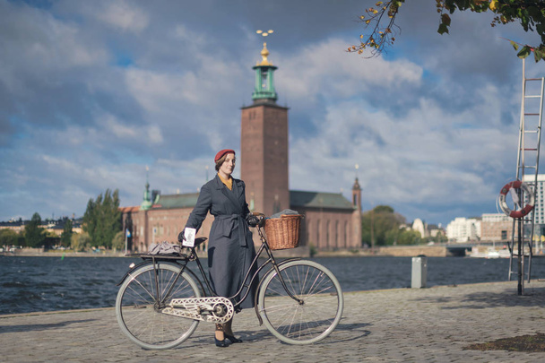 Stokholm, İsveç, 22 Eylül 2018: Bisiklet tüvit Bisiklet turu vintage bisiklet ve elbise ile. Başlamadan önce belediye binasının zemin ile. - Fotoğraf, Görsel