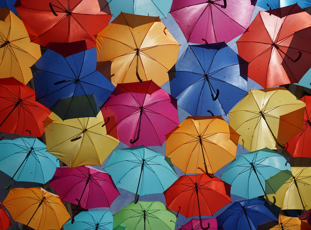 Красочные зонтики в центре Гуэда, Португалия
. - Фото, изображение