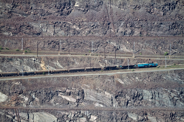 El tren de mercancías en la mina a cielo abierto de mineral de hierro. Krivoy Rog, Ucrania
 - Foto, Imagen