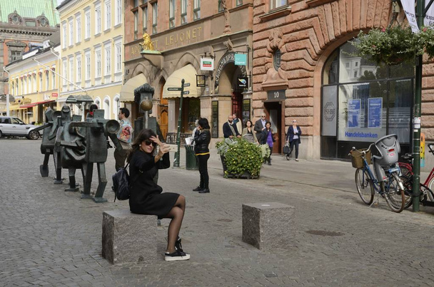 Malmo, Sweden - September 17, 2018: Woman taking a selfie  in front of Optimistic Orchestra  sculpture  at central street in Malmo, Sweden.  - Фото, зображення
