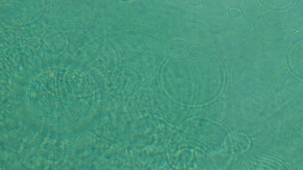 Vesipisaroita, ympyröitä turkoosi sininen vesi, uima-allas, järvi, sileä veden pinta, abstrakti tausta blurred.with tilaa tekstiä
. - Valokuva, kuva