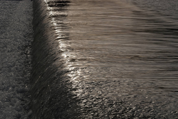 olas sobre el río creando una textura rizada
 - Foto, imagen