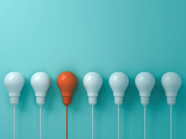 Pense em conceito diferente Uma lâmpada laranja pendurada que se destaca das lâmpadas brancas no fundo de parede de cor pastel azul liderança e individualidade conceitos de ideia criativa renderização 3D
 - Foto, Imagem