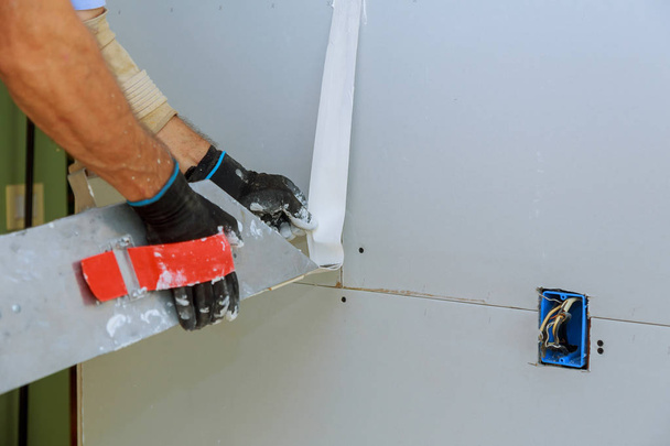 Travailleur plâtrage placoplâtre mur appartement construction intérieure
 - Photo, image
