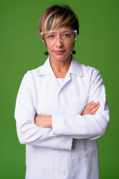 Madura hermosa mujer multiétnica médico con gafas protectoras
 - Foto, Imagen