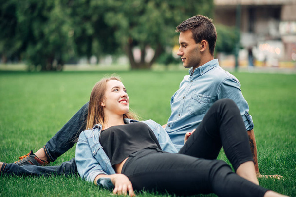 Telefonní závislí lidé, muž a žena leží na trávě v létě park a pomocí jejich smartphone, sociální narkoman - Fotografie, Obrázek