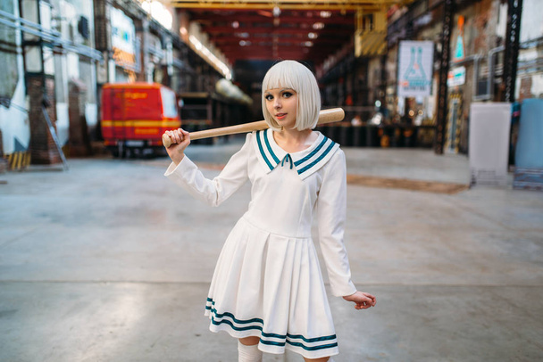 Schattig anime stijl blond meisje met honkbalknuppel. Cosplay van de Aziatische cultuur, pop in dress, fashion, sexy vrouw met make-up in de winkel van de fabriek - Foto, afbeelding