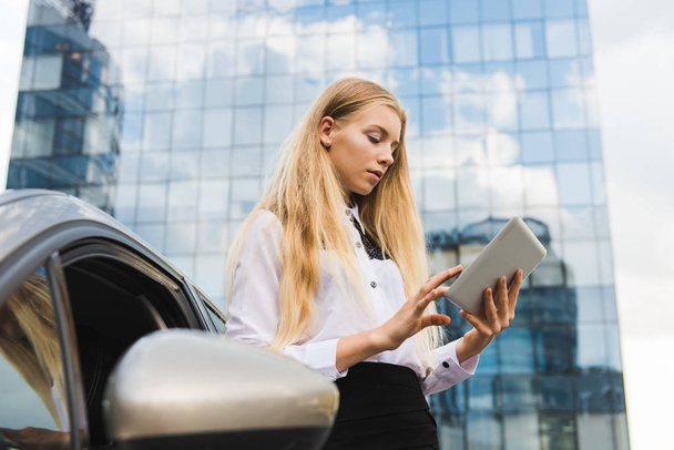 Jeune femme avec tablette près de la voiture à l'extérieur
 - Photo, image