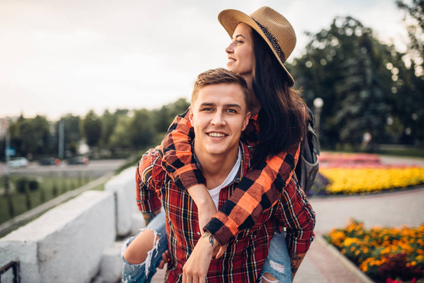 Couple de touristes en excursion entre gratte-ciel. Aventure estivale, jeune homme et femme joyeux sont heureux ensemble
 - Photo, image