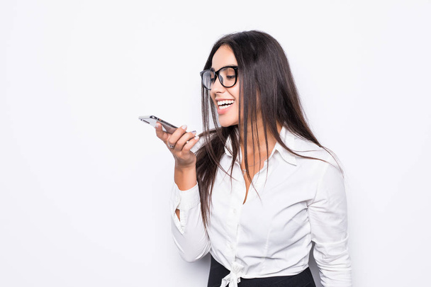 onnellinen luottavainen liikenainen puhuu matkapuhelimella kaiuttimella eristetty valkoinen
 - Valokuva, kuva