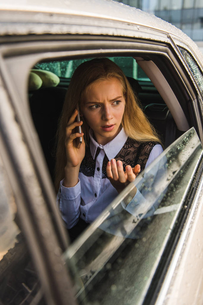 Портрет девушки говорить по мобильному телефону, сидеть в машине
 - Фото, изображение