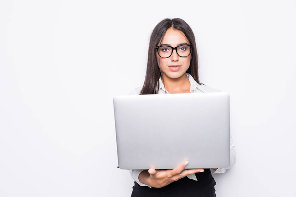 Młoda kobieta szczęśliwy w ubranie, trzymając laptop i wysyłając e-mail na białym tle - Zdjęcie, obraz