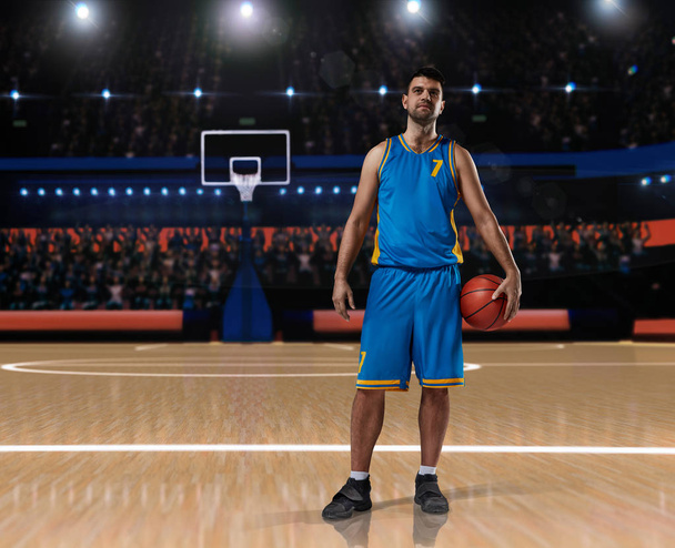 basketbalista v blue uniform stojící na košíkovou - Fotografie, Obrázek