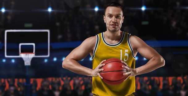 Basketballspieler in gelber Uniform steht auf Basketballplatz - Foto, Bild