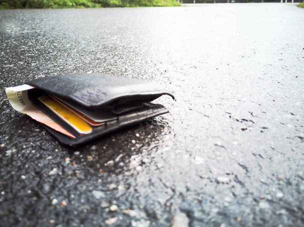 Utraty portfela na drodze - Zdjęcie, obraz