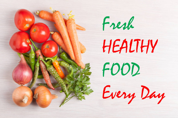 Φρέσκα υγιή τρόφιμα κάθε μέρα ομάδα κείμενο και λαχανικά. Το Top view. - Φωτογραφία, εικόνα