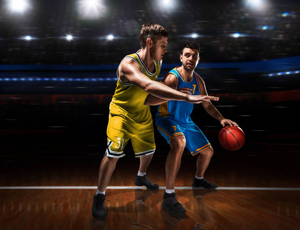 hücum basketbol sırasında iki basketbol oyuncu maç - Fotoğraf, Görsel